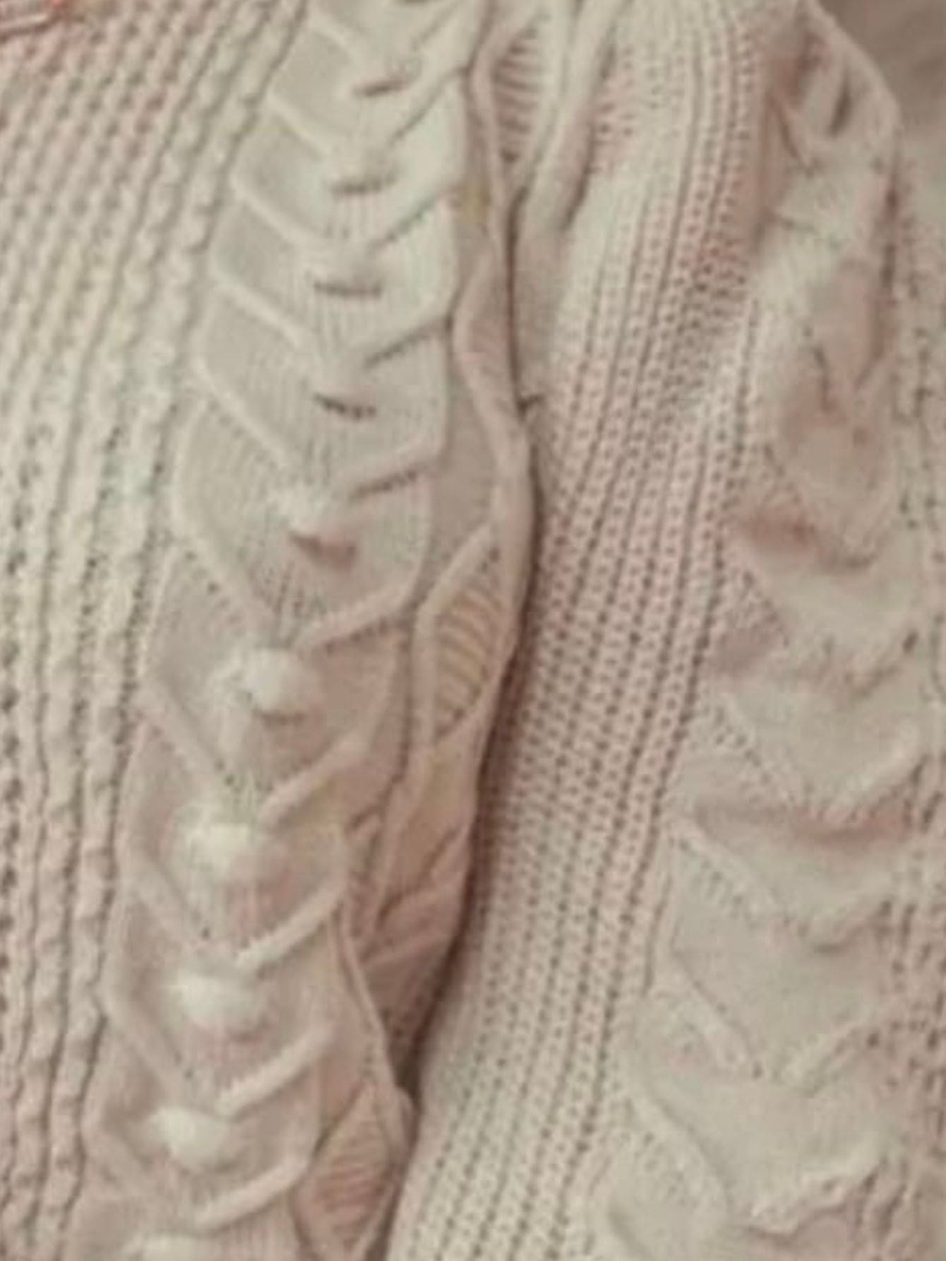 Suéter Feminino em Tricô com Tranças e Mangas Amplas – Rafaela