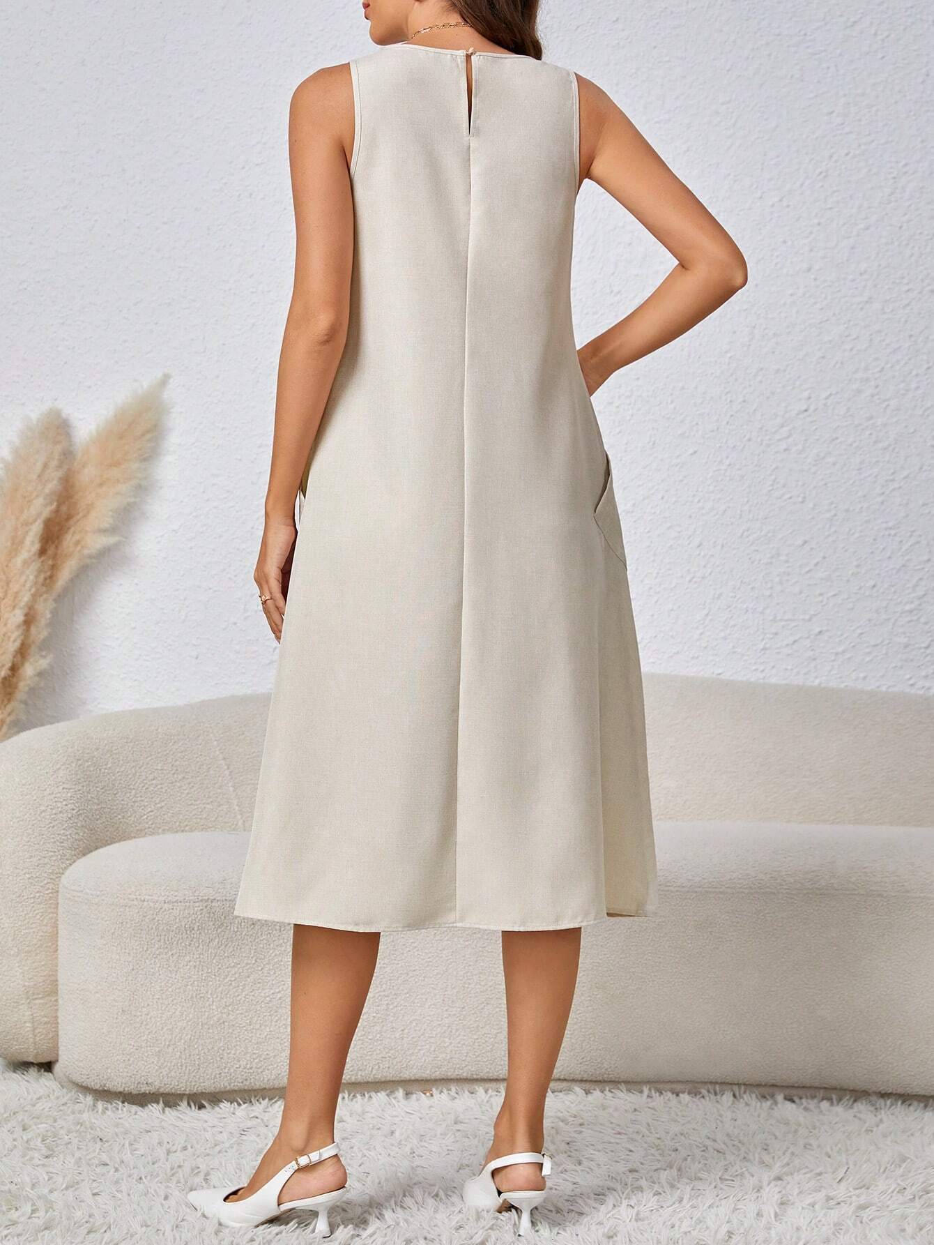 Vestido Sem Mangas com Bolso Inclinado