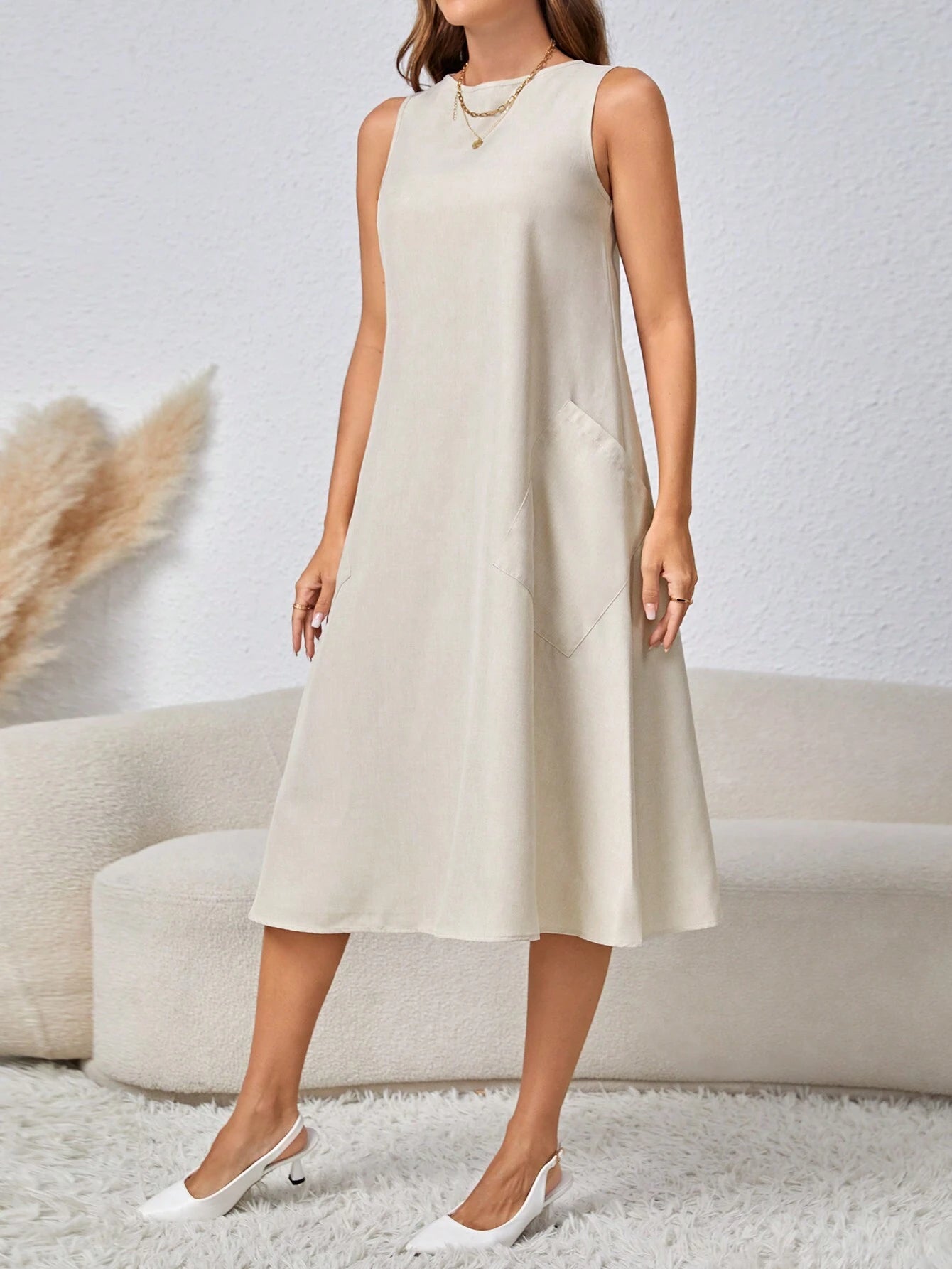 Vestido Sem Mangas com Bolso Inclinado