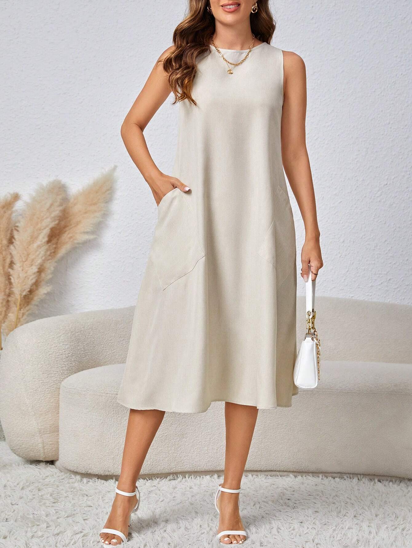 Vestido Sem Mangas com Bolso Inclinado