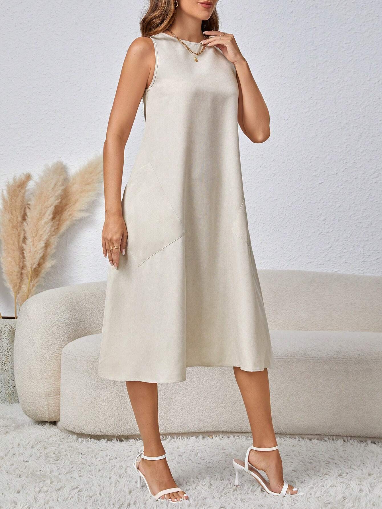 Vestido Sem Mangas com Bolso Inclinado