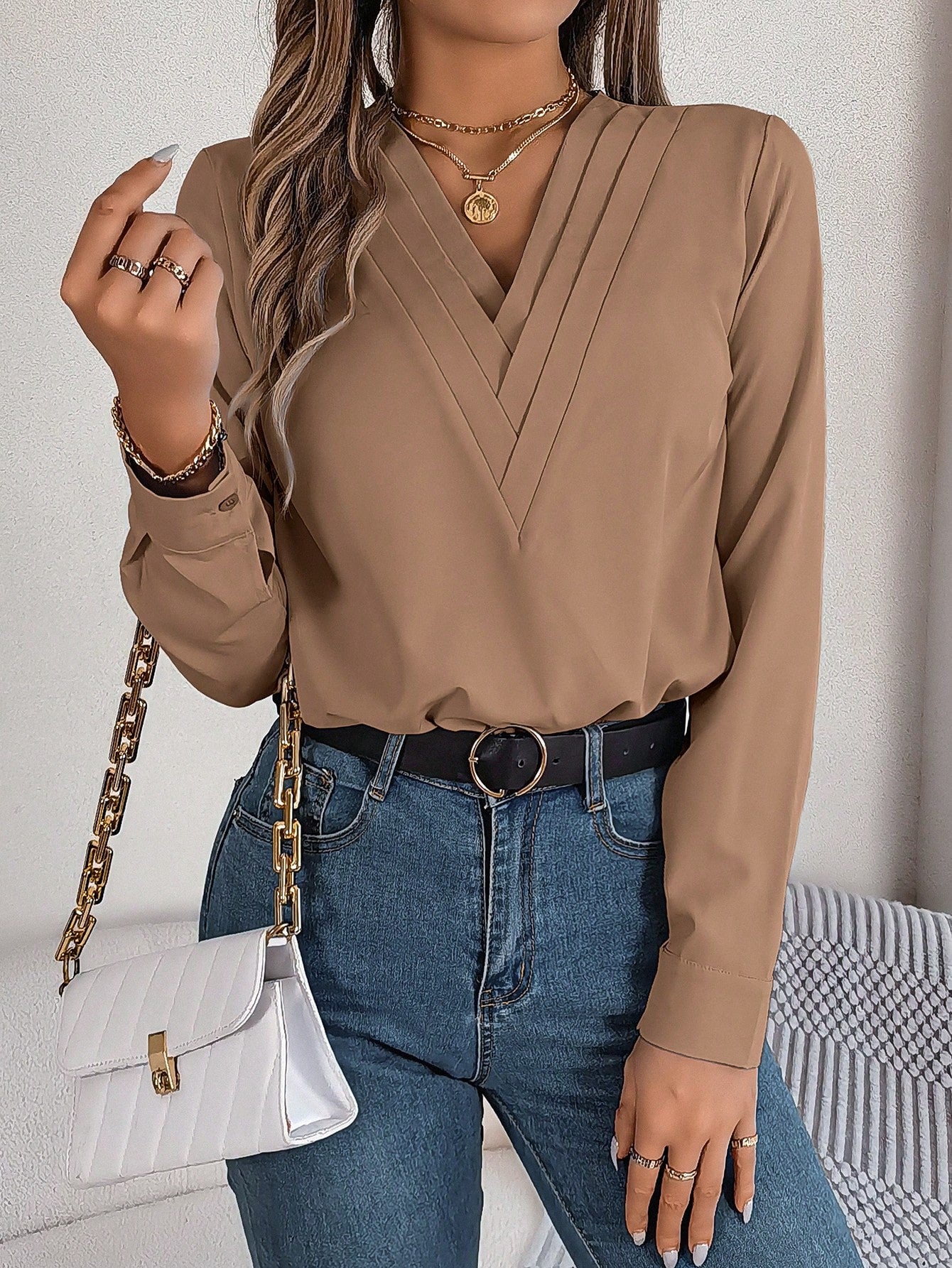 Camisa Feminina Manga Longa e Decote V