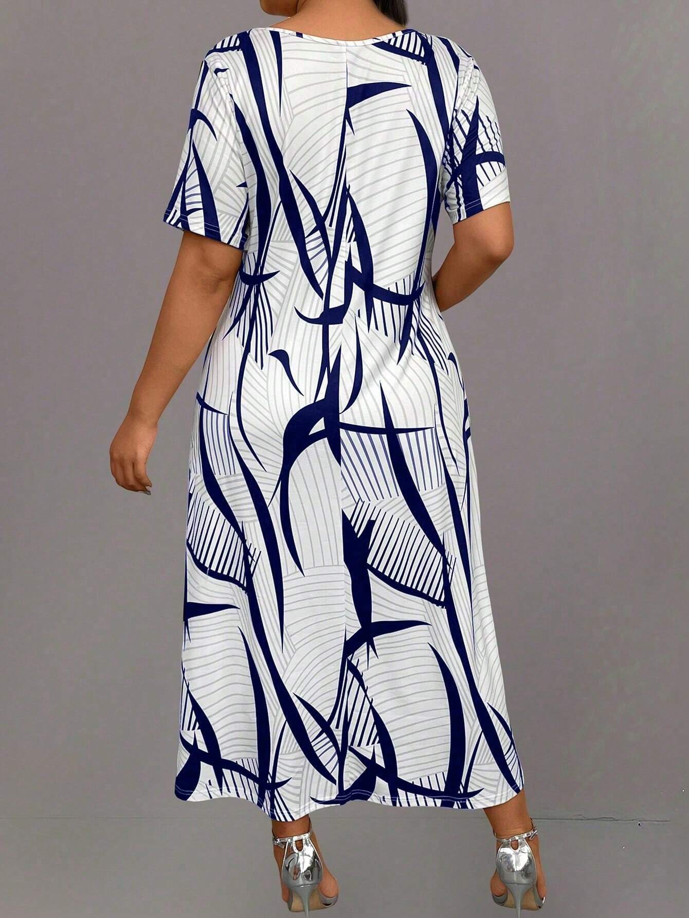 Vestido Longo Casual Plus Size com Estampa Geométrica e Listrada