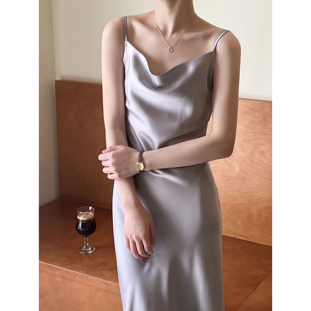 Vestido Midi Acetinado de Alças Fina