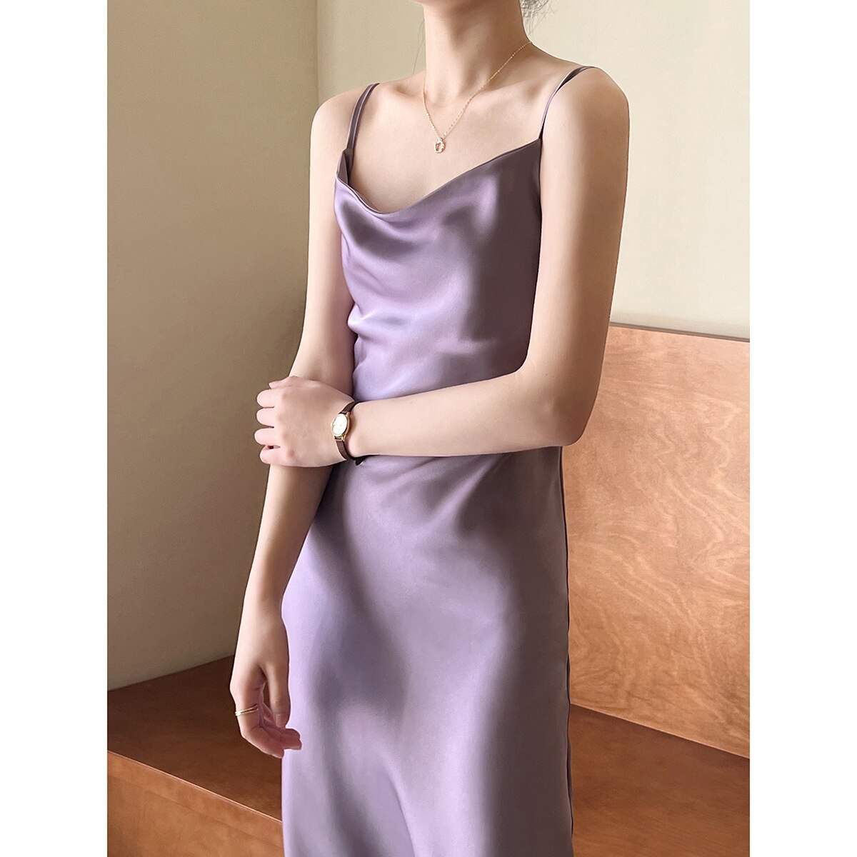 Vestido Midi Acetinado de Alças Fina