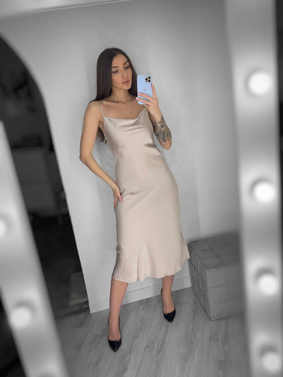 Vestido Midi Acetinado de Alças Fina