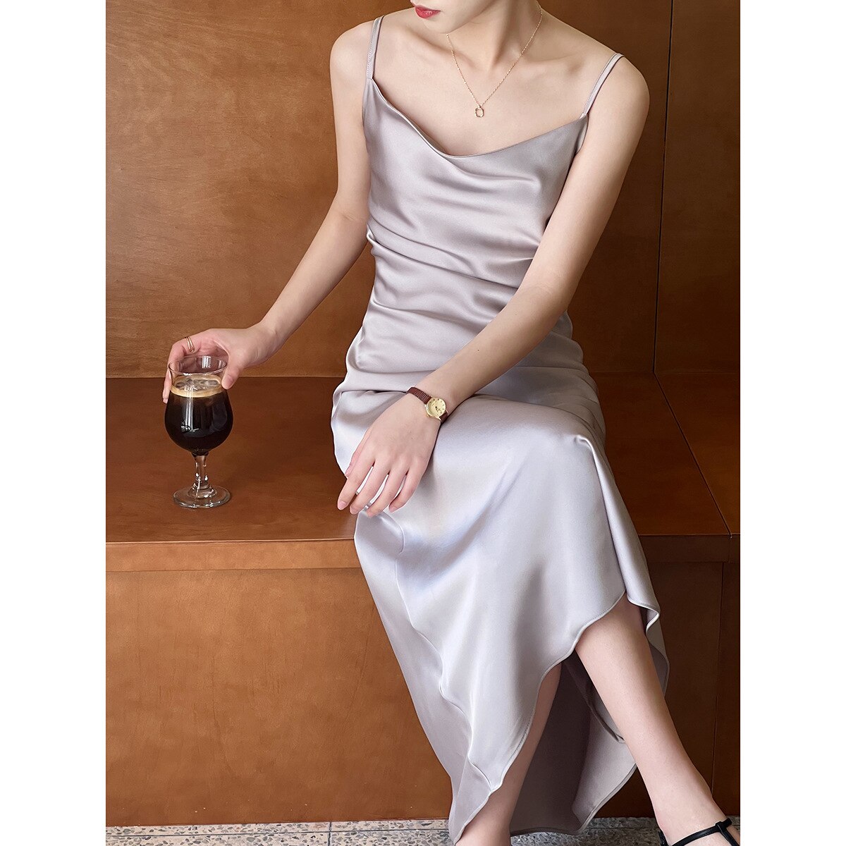 Vestido Midi Acetinado de Alças Fina
