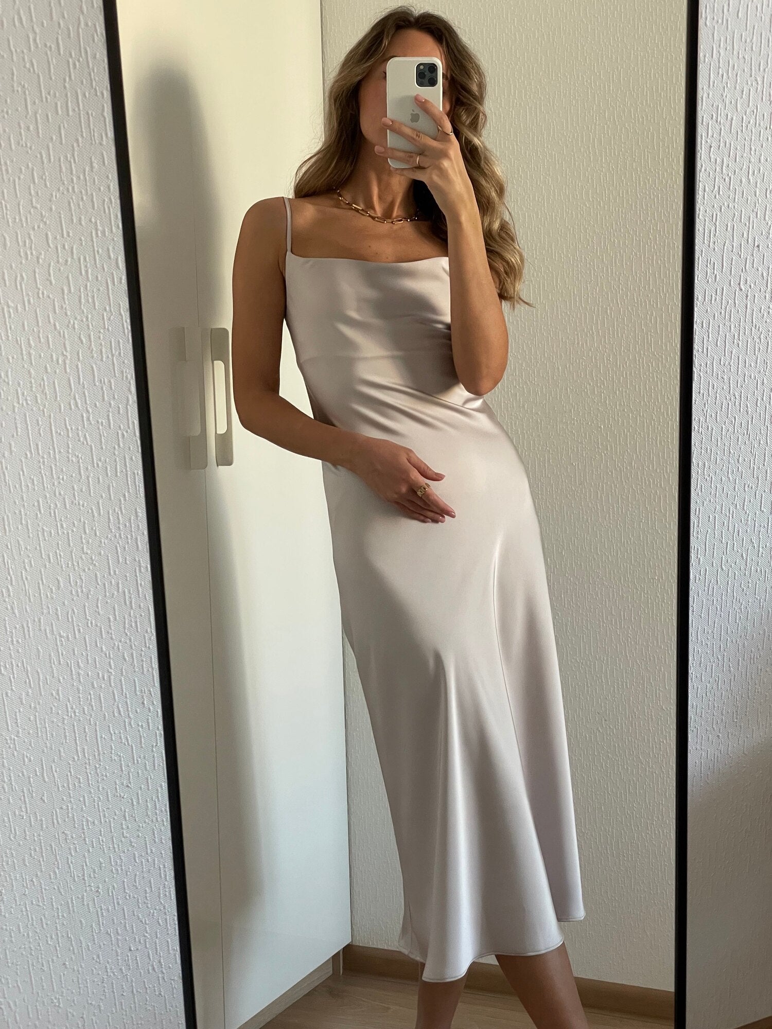 Vestido Midi Acetinado de Alças Fina