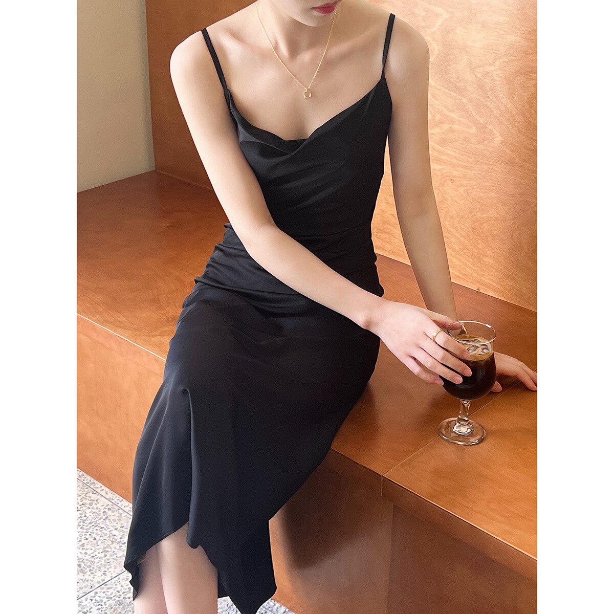 Vestido Midi Acetinado de Alças Fina