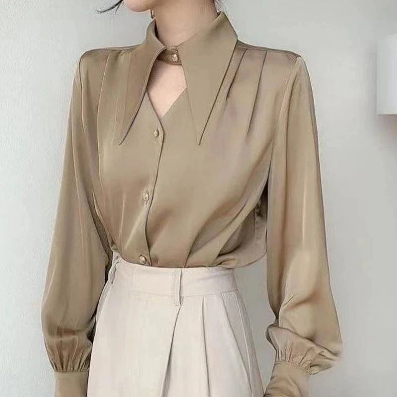 Blusa Feminina Acetinada toque Seda Gola Decote V Vazado