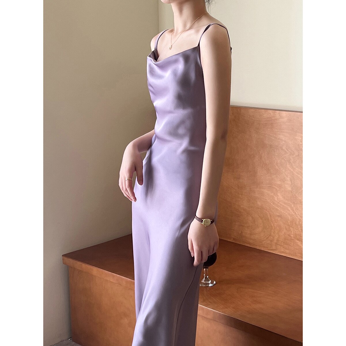 Vestido Midi Acetinado de Alças Fina