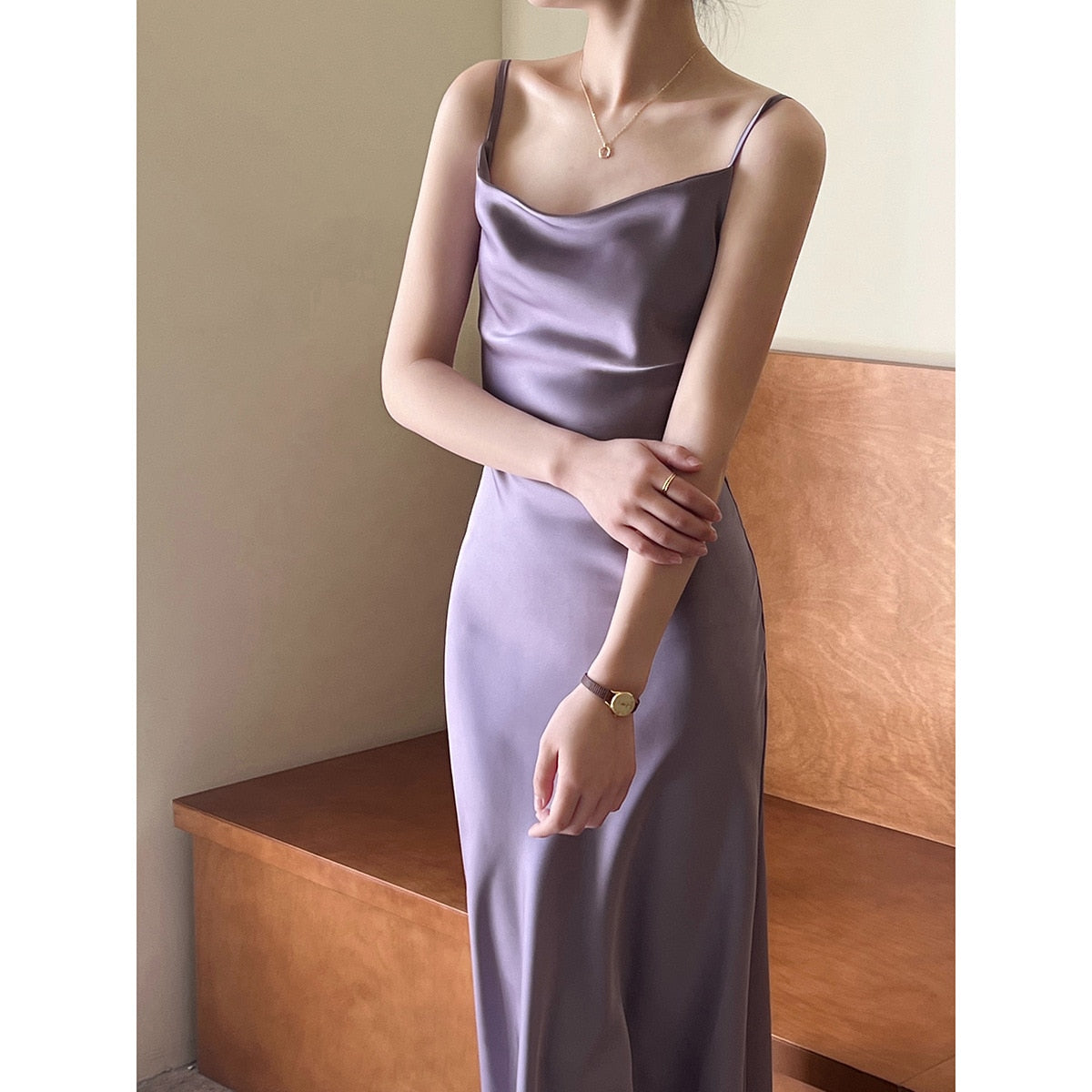 Vestido Midi Acetinado de Alças Fina