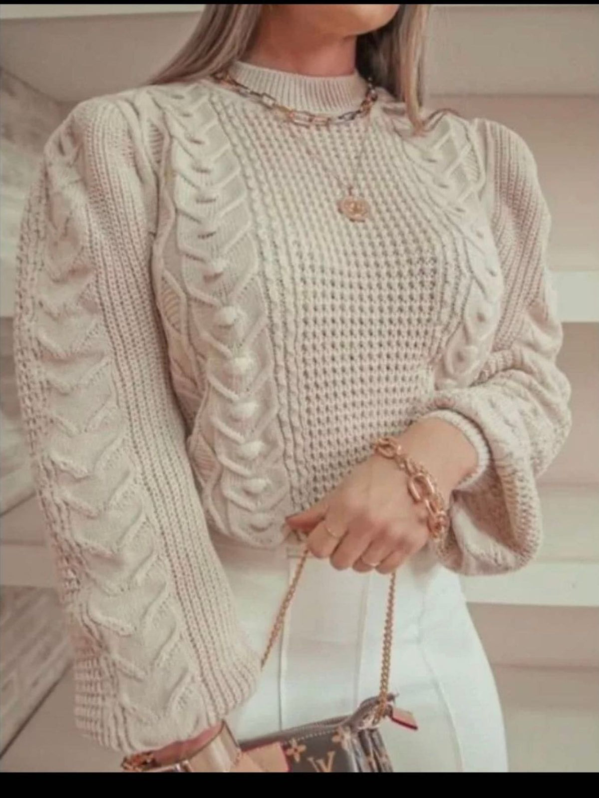 Suéter Feminino em Tricô com Tranças e Mangas Amplas – Rafaela