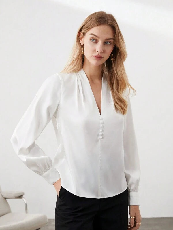 Camisa Feminina com Decote V e Manga Longa - Estilo Elegante com Detalhes em Pérola