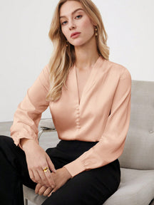 Camisa Feminina com Decote V e Manga Longa - Estilo Elegante com Detalhes em Pérola