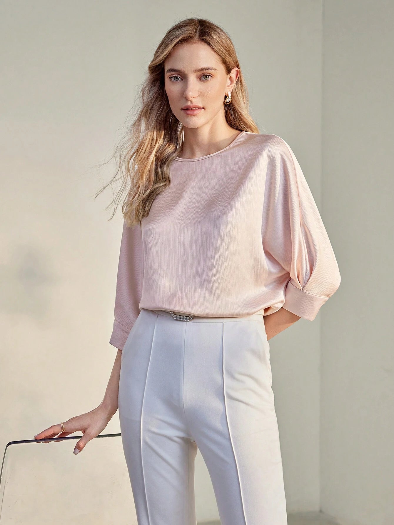 Blusa Feminina Premium com Textura Sólida e Fechadura Traseira