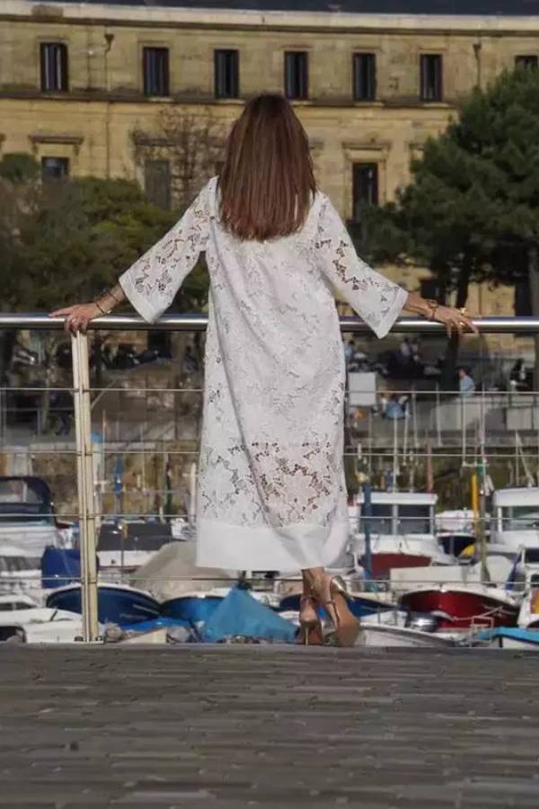 Vestido longo solto com decote em V e renda