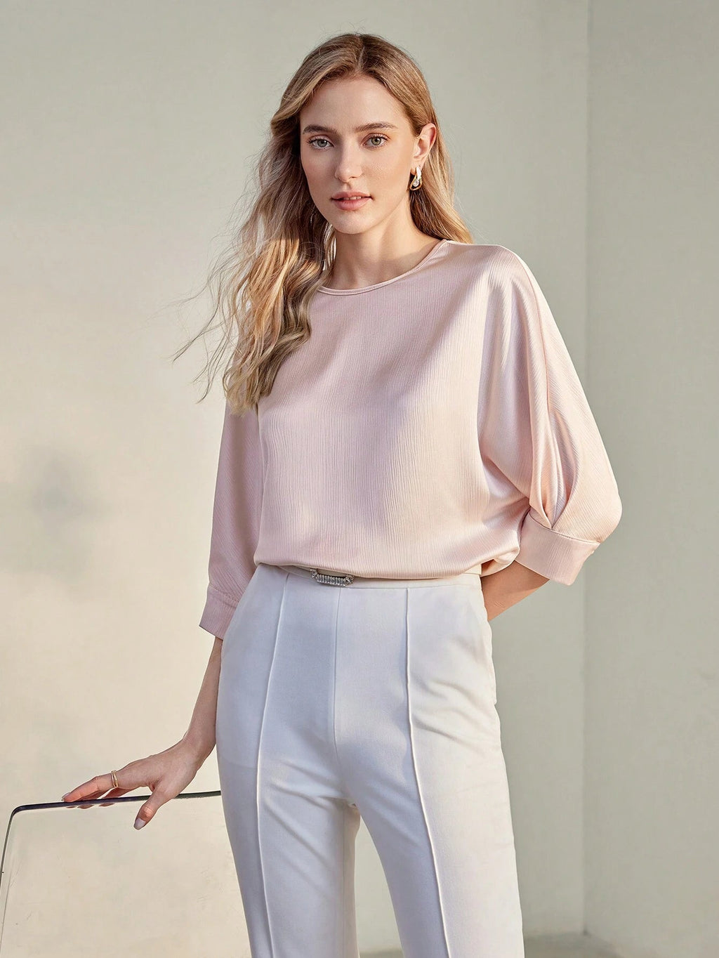 Blusa Feminina Premium com Textura Sólida e Fechadura Traseira