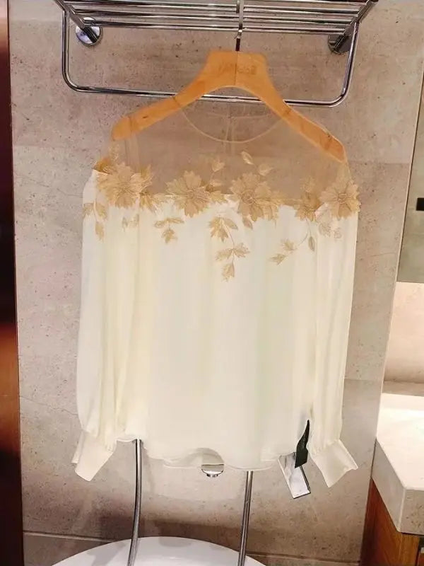 Blusa Flower Elegancy - Branco-com-flor-bege-G - HumArraso