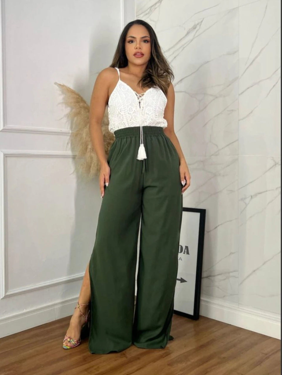 Calça Pantalona Feminina com Fenda e Cintura com Cordão - Casual e Forrada