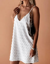 Vestido Curto Sem Costas e Gola V