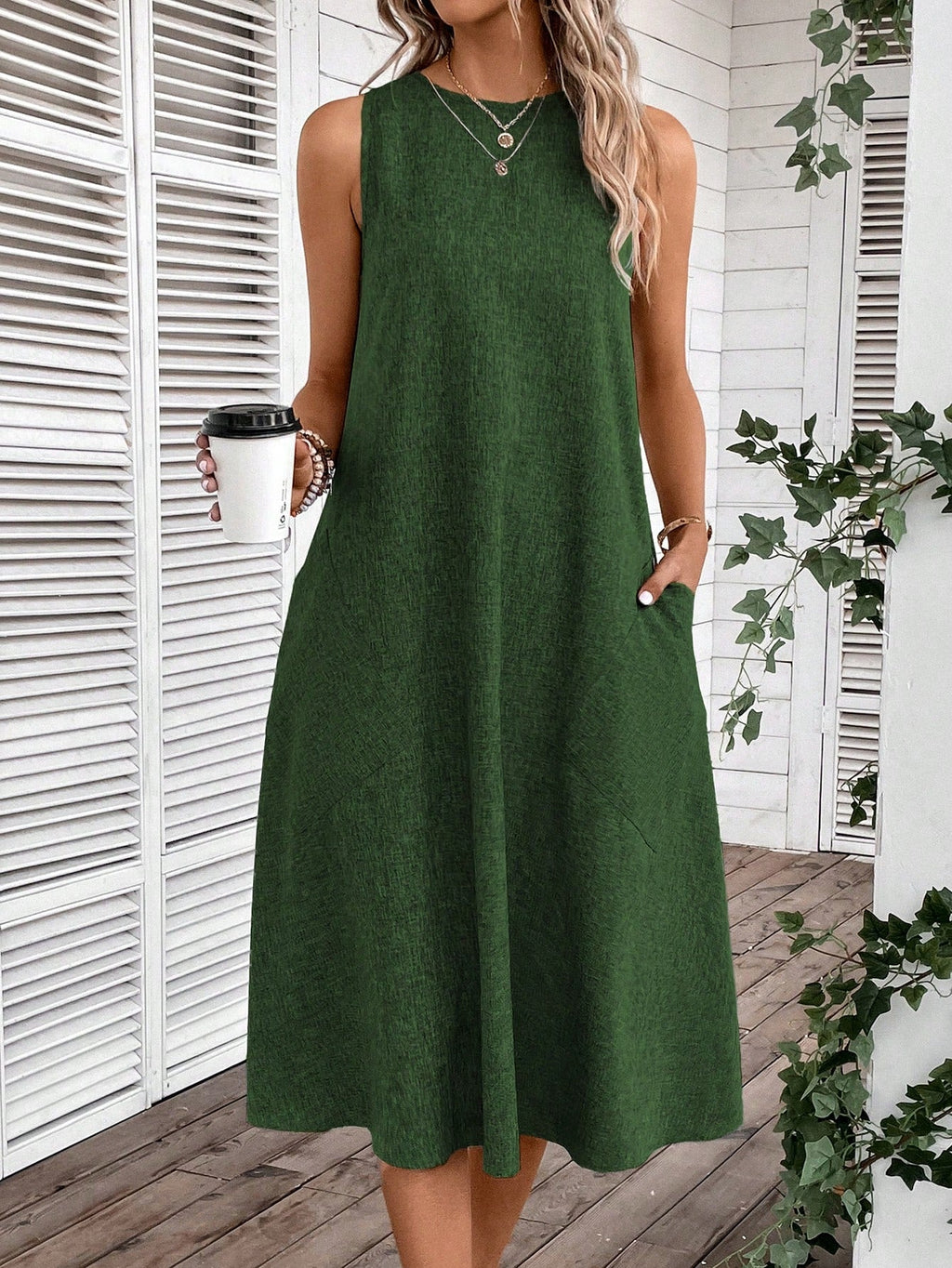 Vestido Sem Mangas com Bolso Inclinado