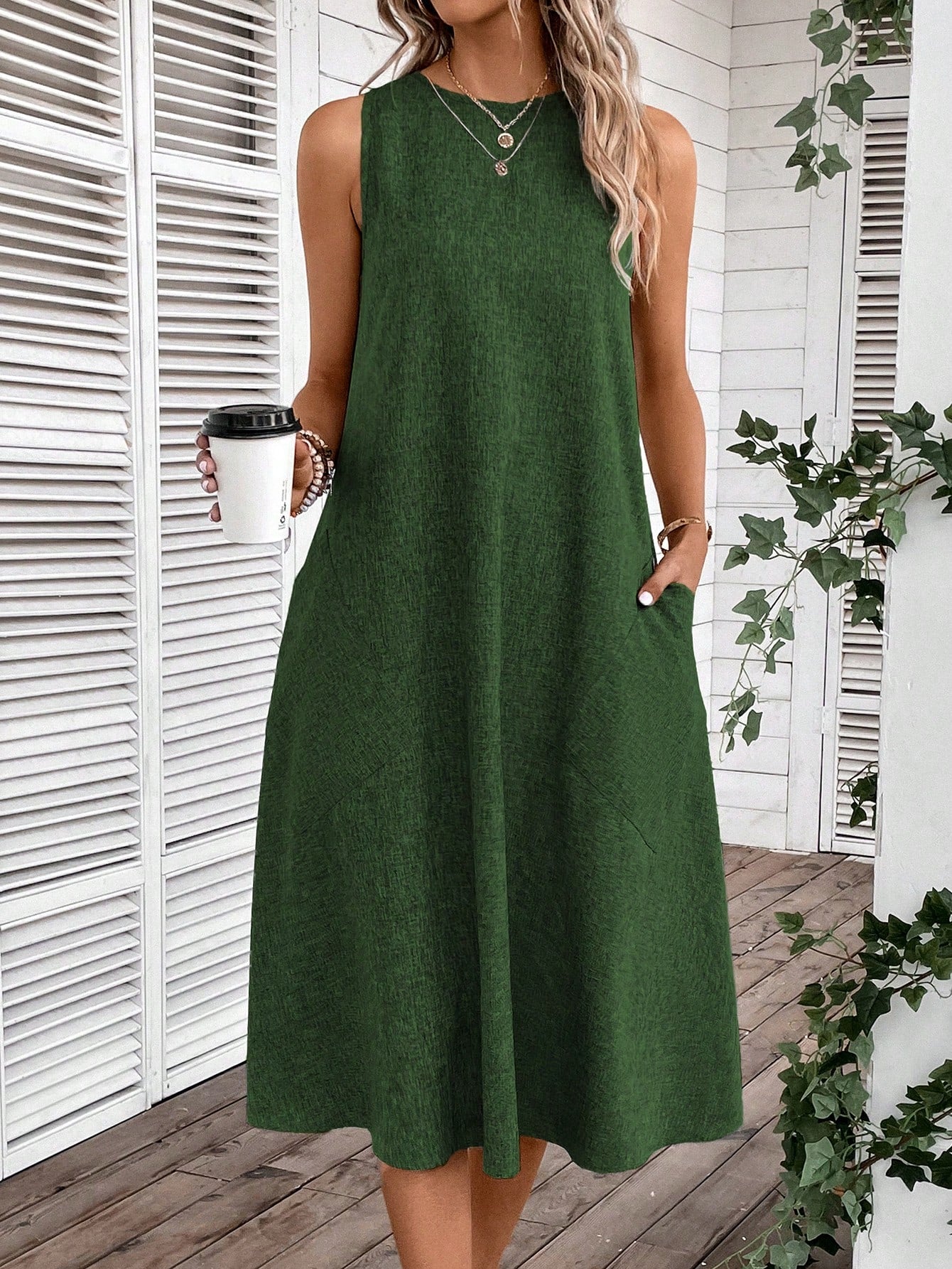Vestido Sem Mangas com Bolso Inclinado