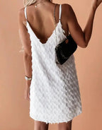 Vestido Curto Sem Costas e Gola V