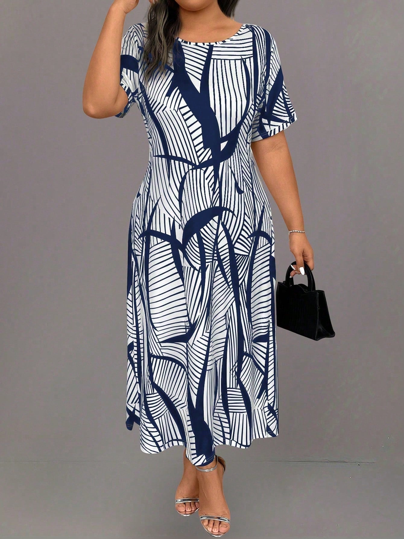 Vestido Longo Casual Plus Size com Estampa Geométrica e Listrada