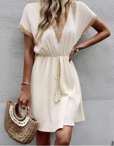 Vestido Midi com Gola V em Renda