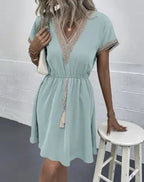 Vestido Midi com Gola V em Renda